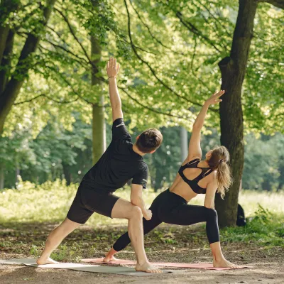 Personen die yoga beoefenen.
