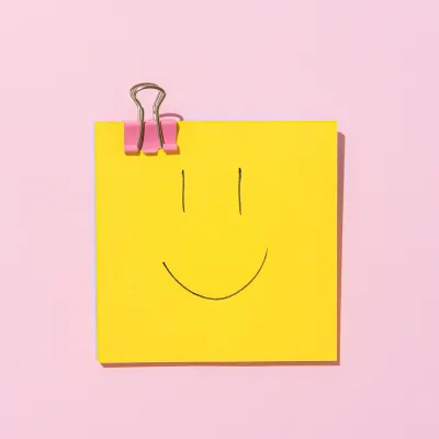 Glimlachende emoticon met een positieve uitdstraling.