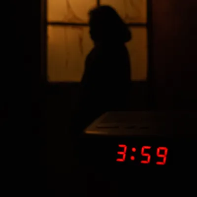 Een wekker die aanduidt dat het midden in de nacht is.
